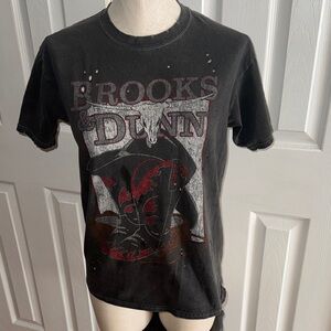 Jrs Distressed Oversized Brooks & Dunn by goodie two sleeves‎ shirt size XS